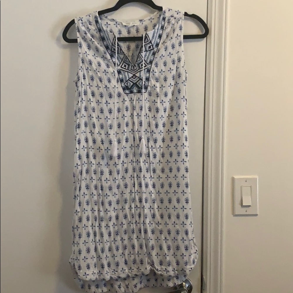 Beach v-beck cover up, with embroidered detail